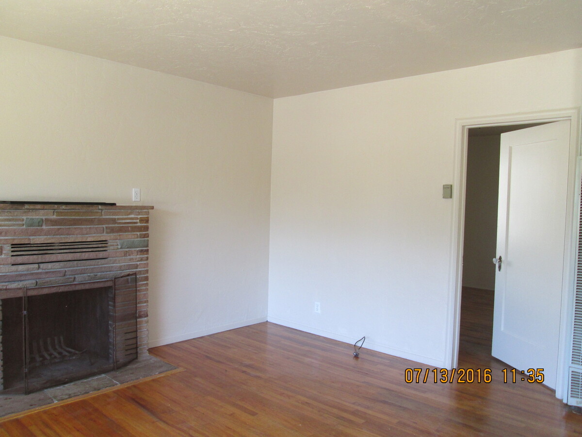 2 Bedroom 1 Bath House Walking Distance to... - 2 Bedroom 1 Bath House Walking Distance to...