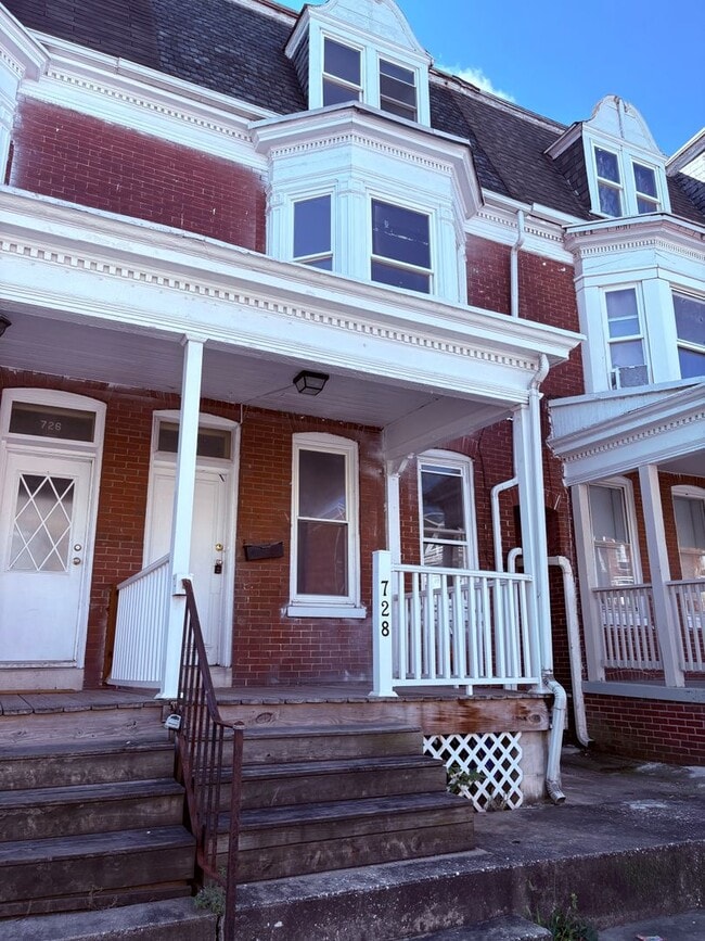 Spacious 5 Bedroom 1 Bath House, Parking-Y... - Spacious 5 Bedroom 1 Bath House, Parking-Y...