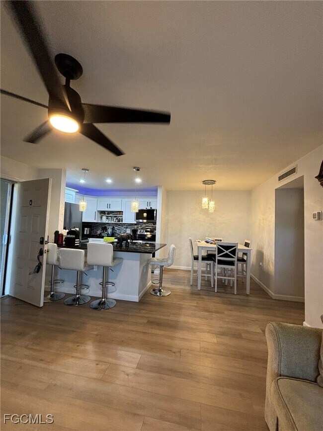 Building Photo - 5713 Foxlake Dr Unit 4