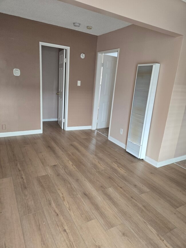 Photo - 5723 Hazeltine Ave Unidad #2