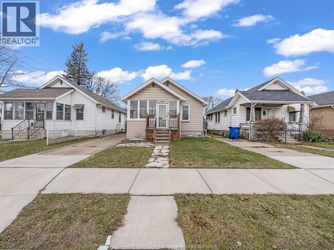 Photo - 410 Foch Ave