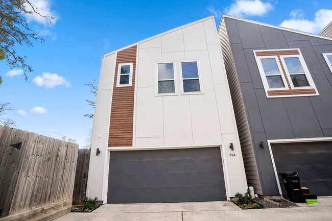 Photo - 594 Janisch Rd