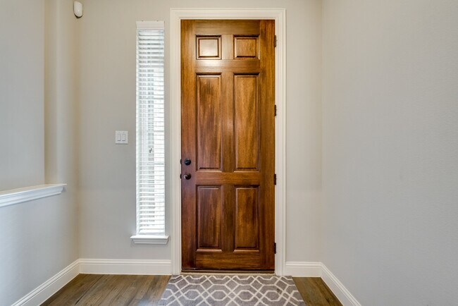 Photo - 923 Whitehall Dr