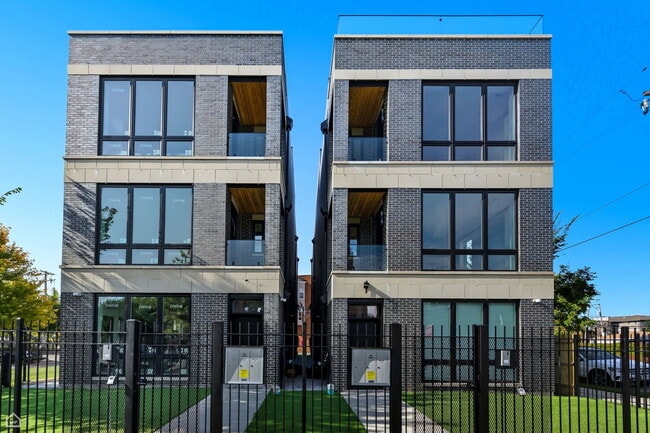 Building Photo - 3902 S Lake Park Ave Unit 3