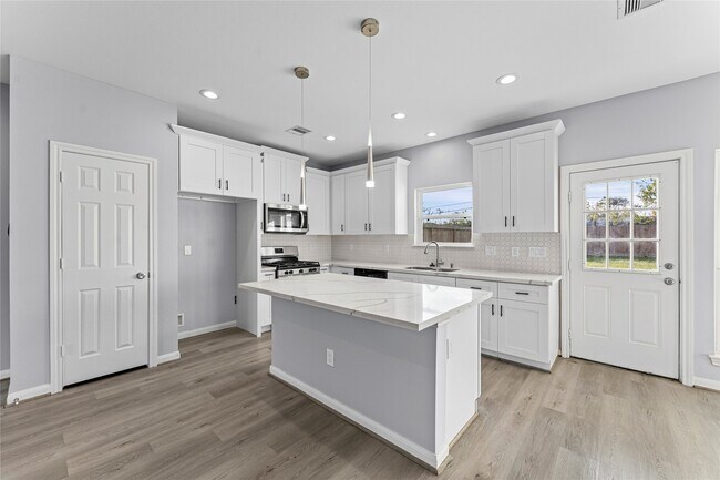 Photo - 8211 James Franklin St