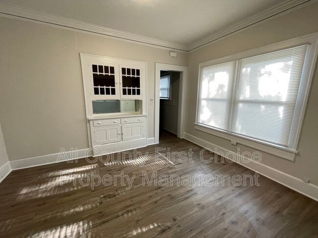 Photo - 1111 James Ave S