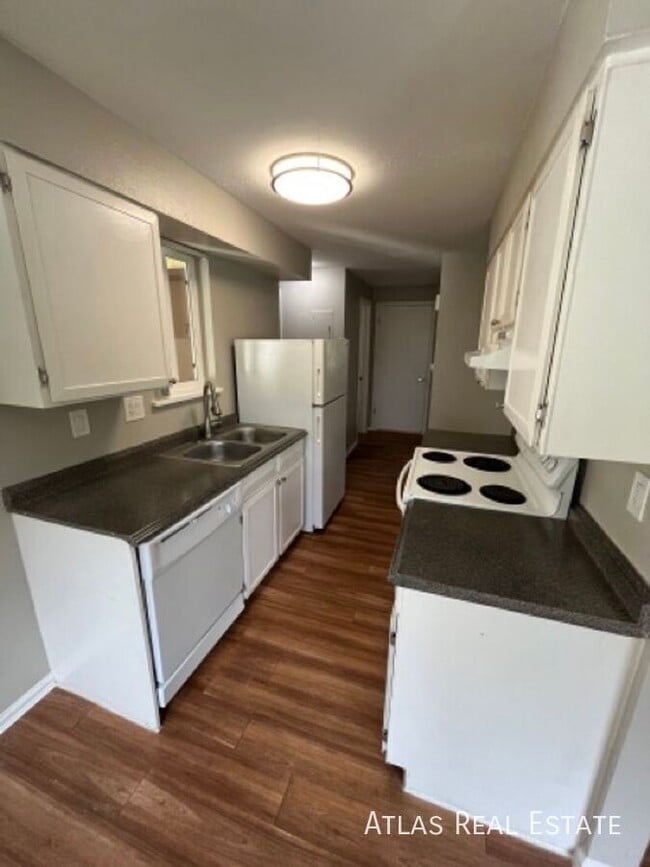 Building Photo - 5562 Newland Way Unit 7