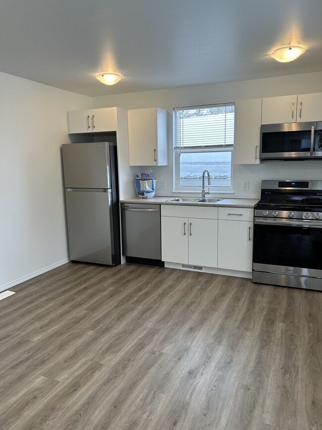 Building Photo - 5915-5119 119 Ave Unit Upper - G1