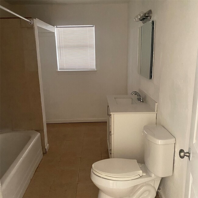 Photo - 2212 63rd St