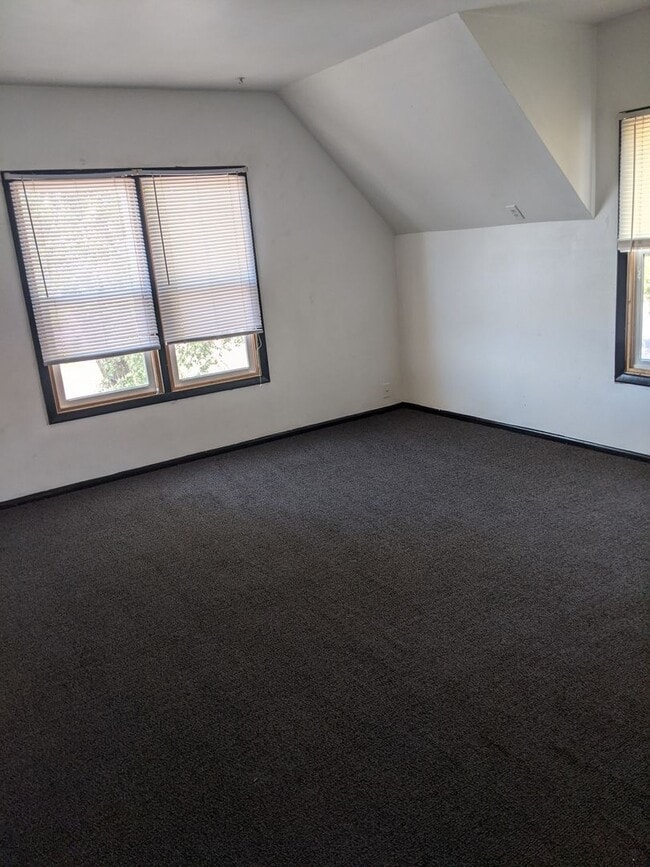 Building Photo - $800 - 1 Bedroom, 1 Bathroom Apartment Clo... Unit APT 4