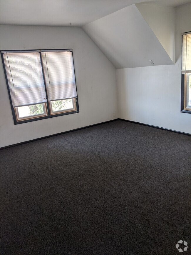 Building Photo - $800 - 1 Bedroom, 1 Bathroom Apartment Clo... Unit APT 4