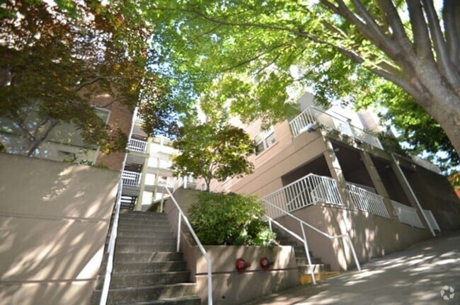 Building Photo - Ambassador II - 1BR Condo - Great Location...