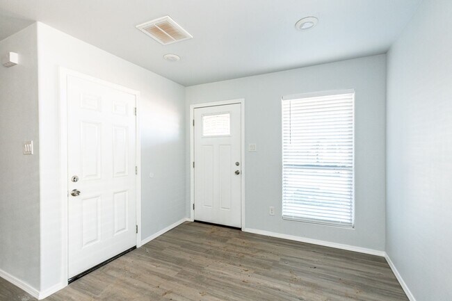 Photo - CJ 5515 Jarvis Avenue Unidad B