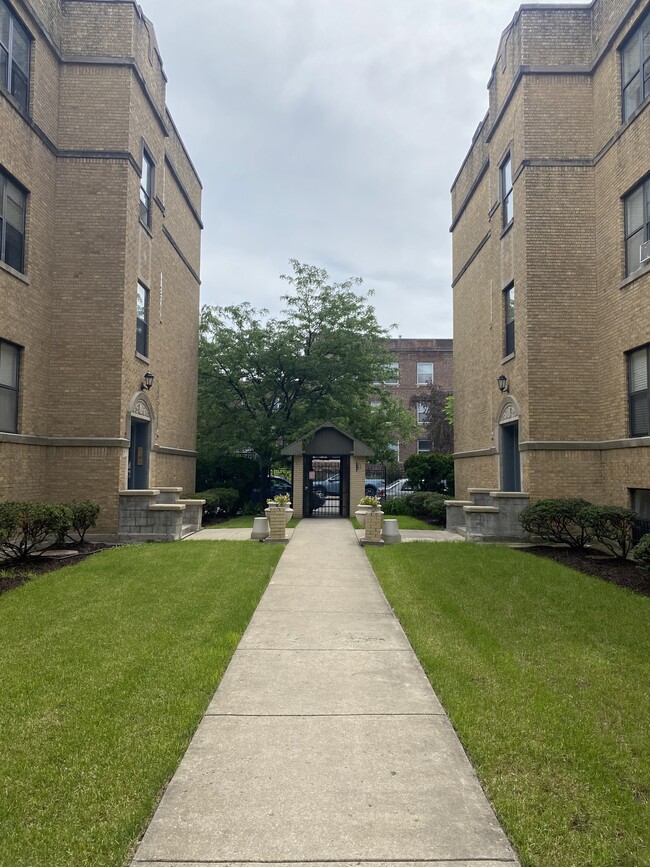 Courtyard - 4928 N Kedzie Ave Condo Unit 2E