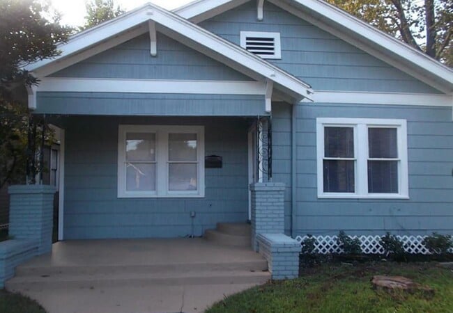 Photo - 720 E 12th St