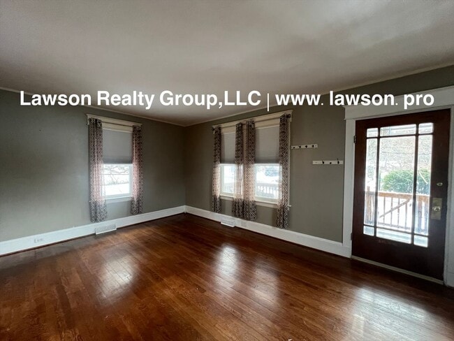 Photo - Heart of Grandin Court- Location, Location, Location!