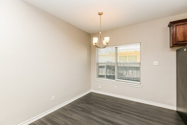 Photo - 2012 Alanbrooke Dr