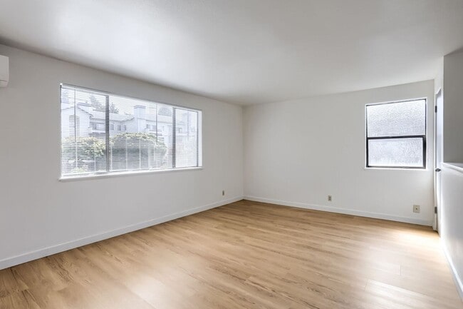 Photo - 12737 Greenwood Ave N Unidad B