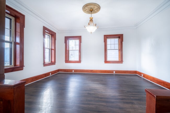 Photo - 934 Grand St