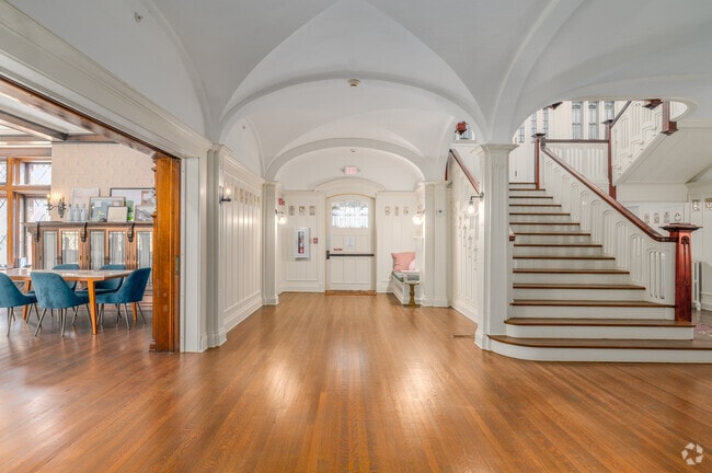 College Club Apartments