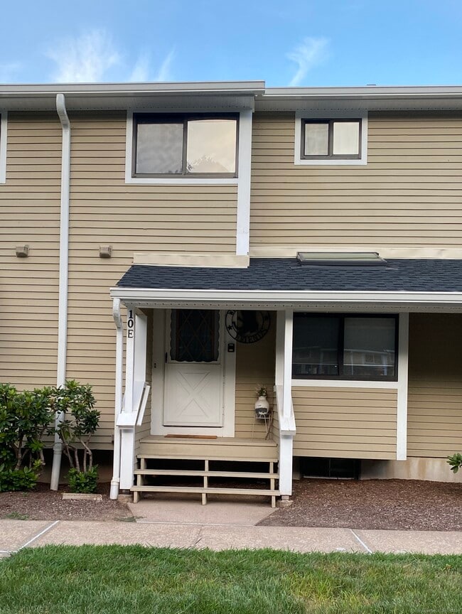 Building Photo - 10 Wiggins Farm Dr Unit E Rental
