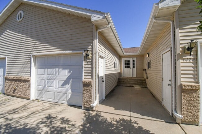 Photo - 1420 E Redwood Blvd