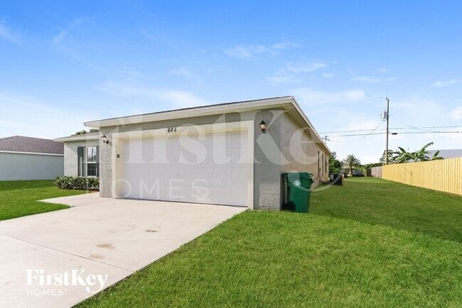 Photo - 664 SW Backert Ave