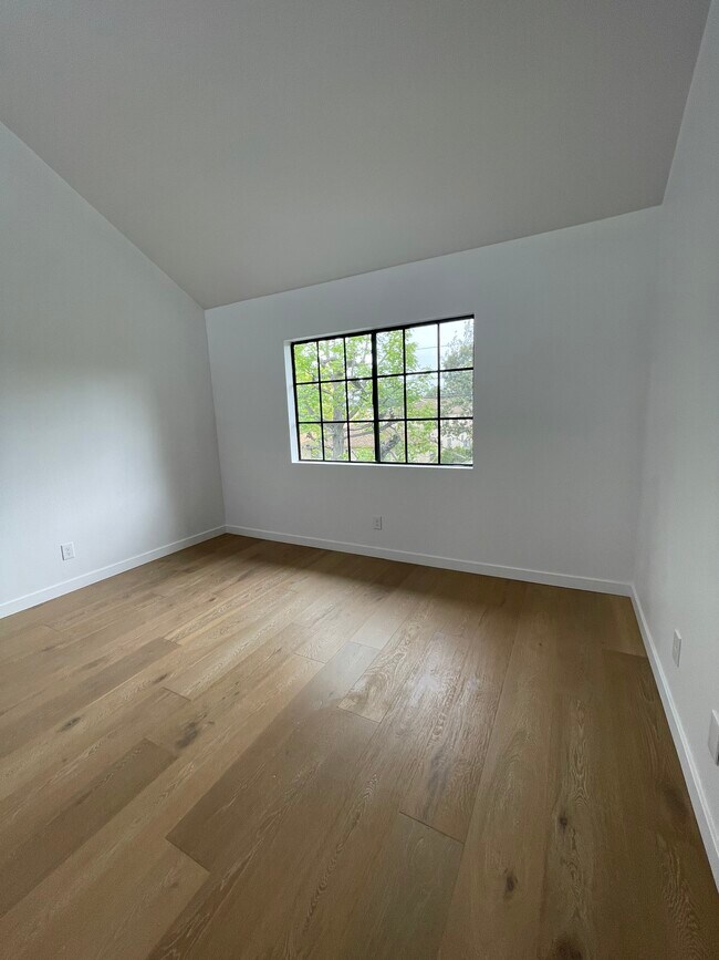 Bed 1 - 883 Magnolia Ave