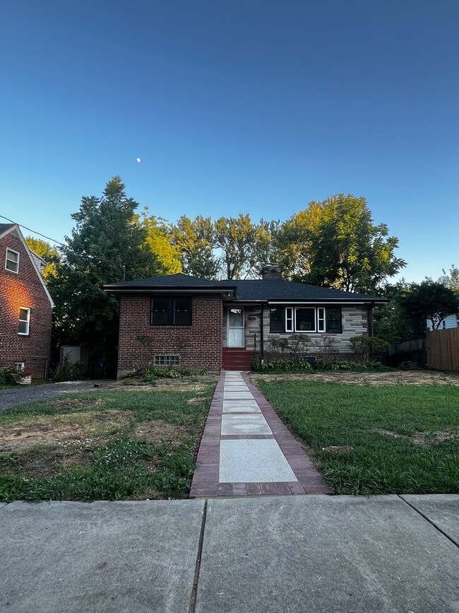 Building Photo - 2404 Darrow St