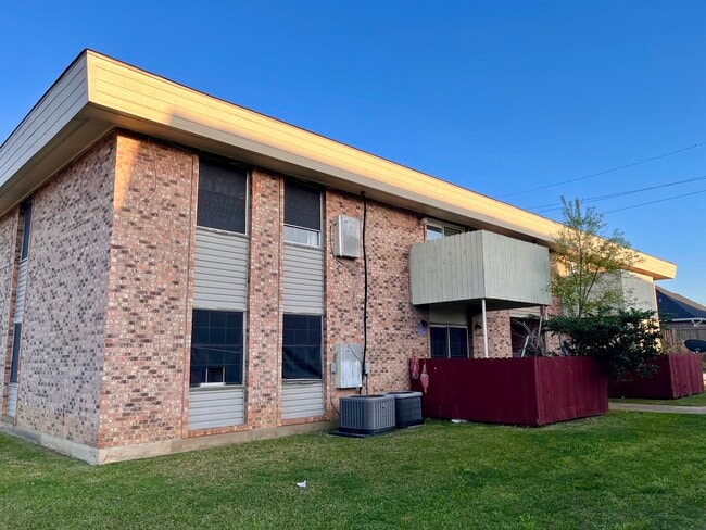 Upstairs unit. - 305 Green Briar St Unit 13