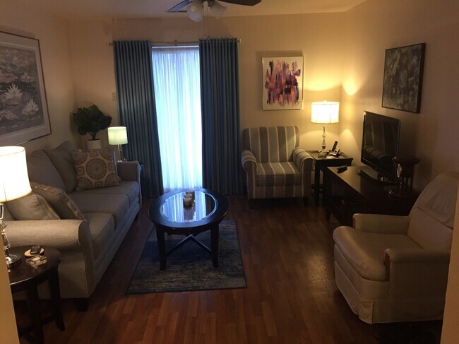 LIVING ROOM - 3212 Clifton Ave Unidad E
