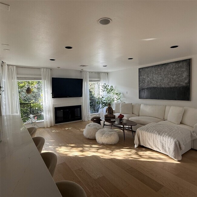 Building Photo - 1914 Augusta Dr Unit 16