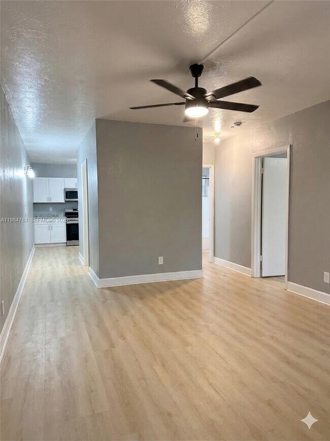 Building Photo - 730 NW 4th Ave Unit 1