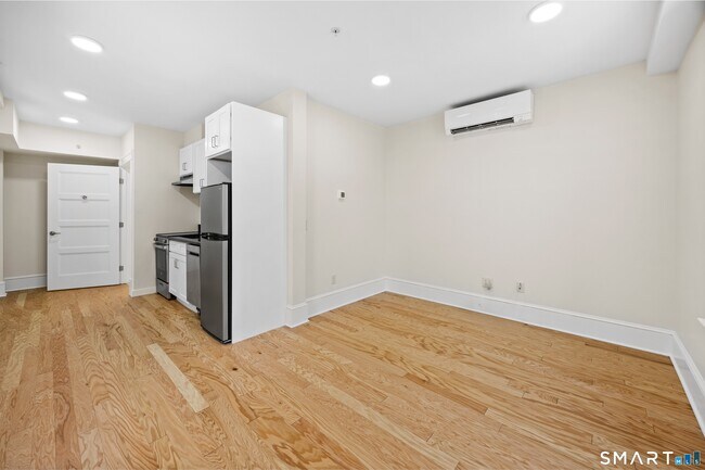 Photo - 1355 Main St Unidad 405