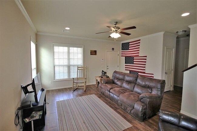 Photo - 104 Richards St