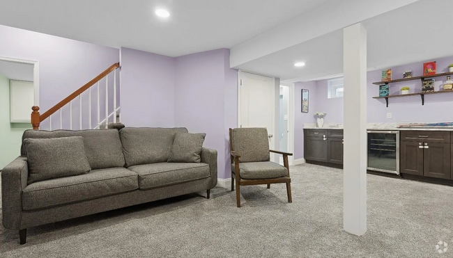 Building Photo - 118 Spear St Unit Basement Suit Rental