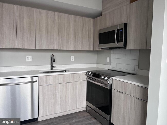 Building Photo - 622 Girard St NE Unit 303 Rental