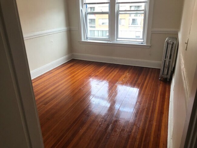 Photo - YTop floor sunny 3 bed  Wholefoods,  Utilities included No Fee No Security Availale  now, 12.1 or...