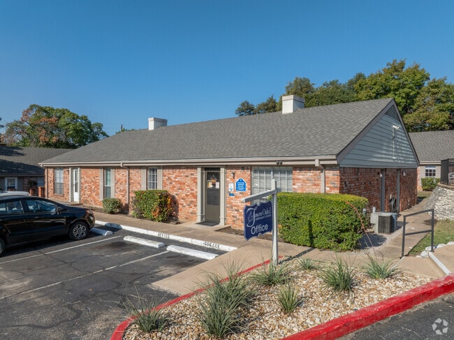 Leasing Office - Towne Oaks