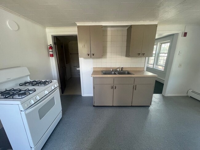 Building Photo - 12-14 E Hoosac Street Unit 5 Rental