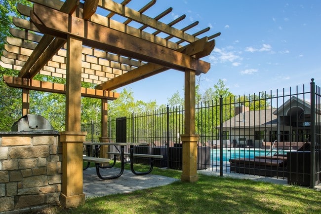 The Woodlands of Minnetonka Apartments