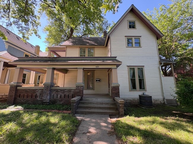 Building Photo - 4 bedroom 2 bathroom Historic Home Downtown Manhattan KS