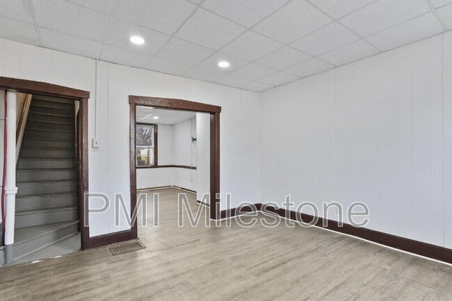 Photo - 218 N College St