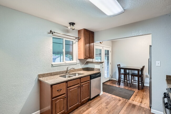 Photo - 921 Dakin St