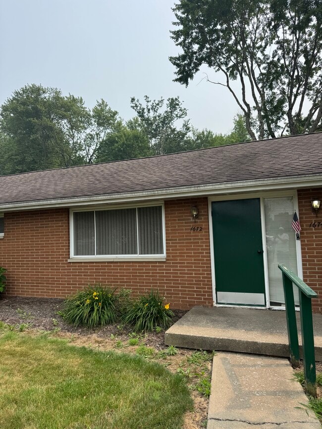Building Photo - 1672 Rosemont Rd Unit 1672