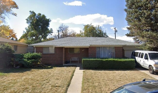 Building Photo - 4 Bedroom Ranch House - Prime Location Min...