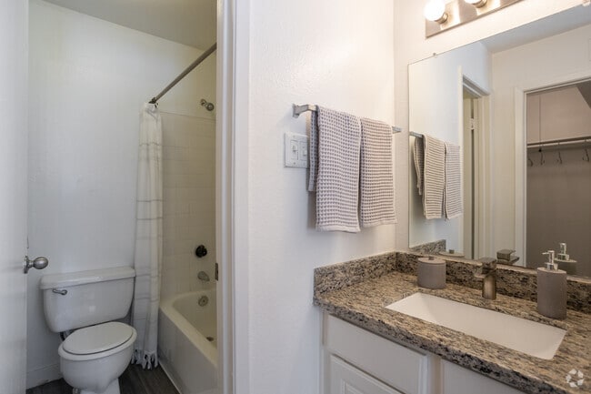 2BR, 2BA - 930SF