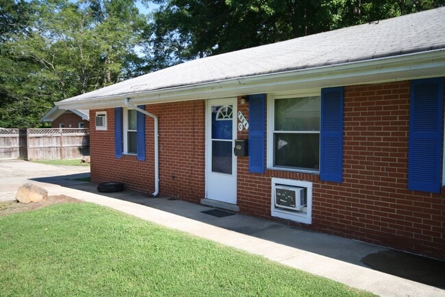 Apartment Near Duke West / W&D / Garden Plots - Apartment Near Duke West / W&D / Garden Plots Unit 2004C