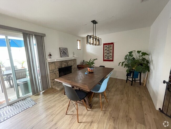 Building Photo - Beautiful single story 3 bedroom w/2 parki... Rental