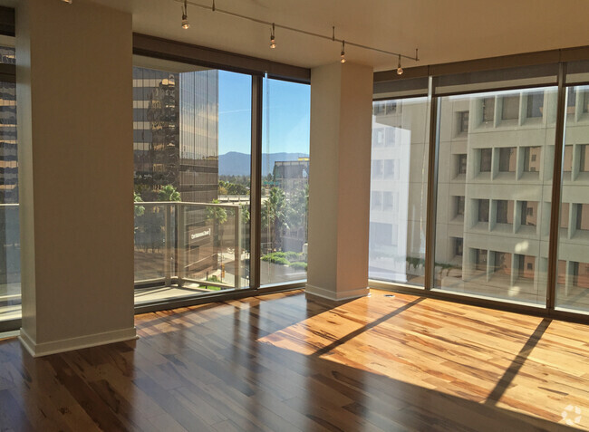 Building Photo - Gorgeous 2 Bedroom Condo with Fantastic Vi... Unit 801